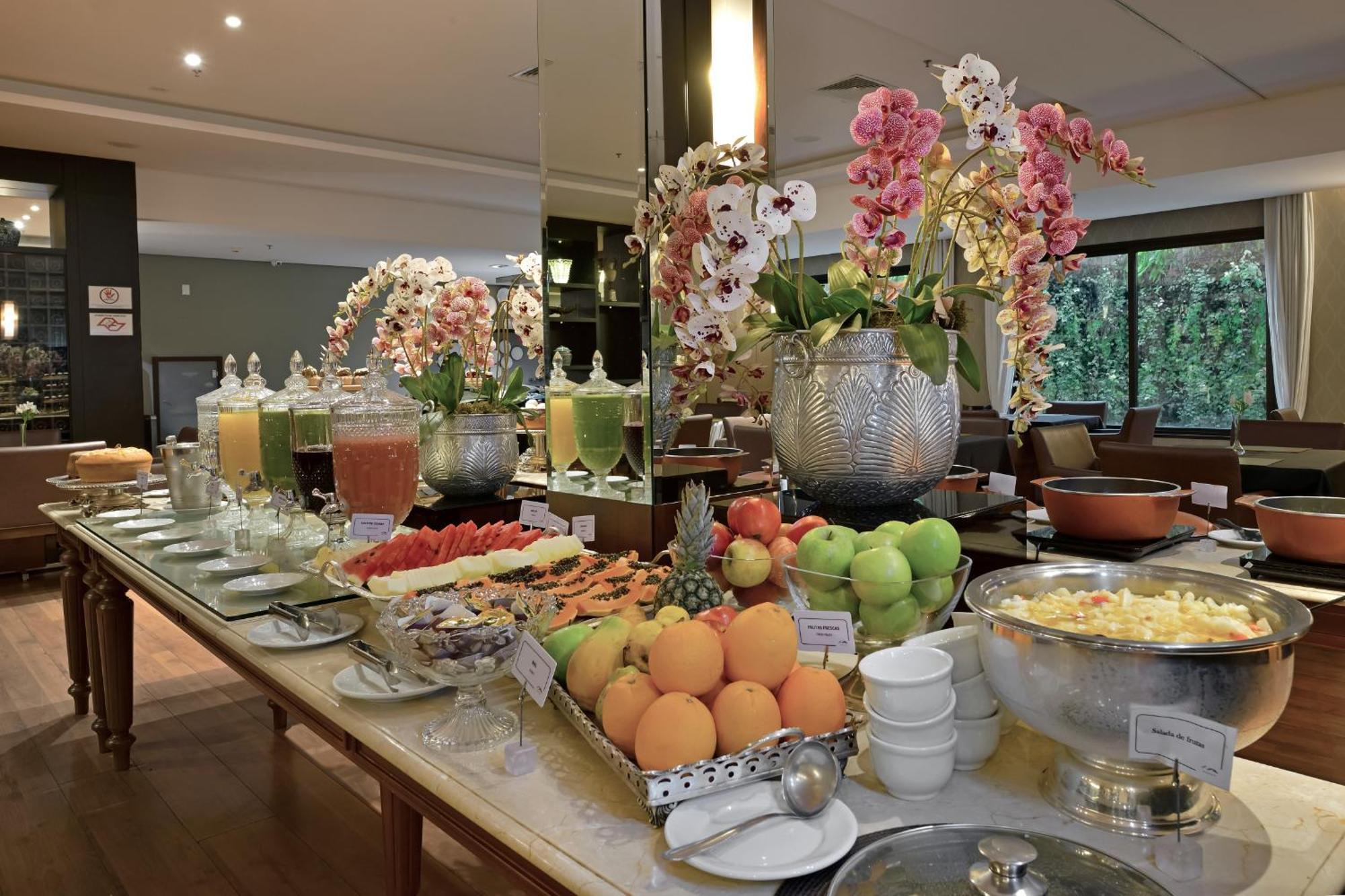 Hotel Mont Blanc Premium Ribeirao Preto Exterior photo A fruit buffet